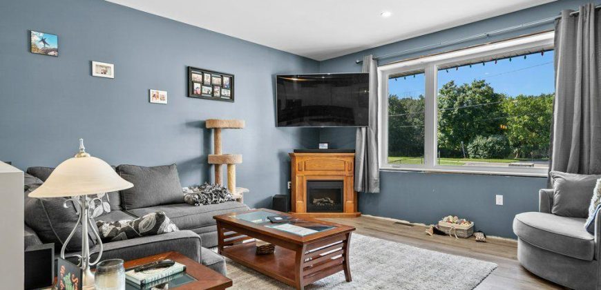 4 bedroom 2 bathroom house for sale. 108 Dundas St, Deseronto, On. $599,900