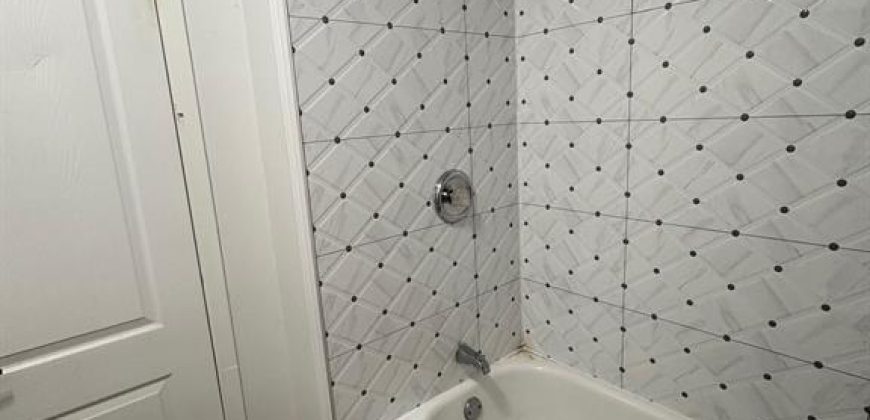 2 bedroom 1 bathroom apt for rent. 284 Front St, Unit #1, Quinte West. On. $1395 plus hydro