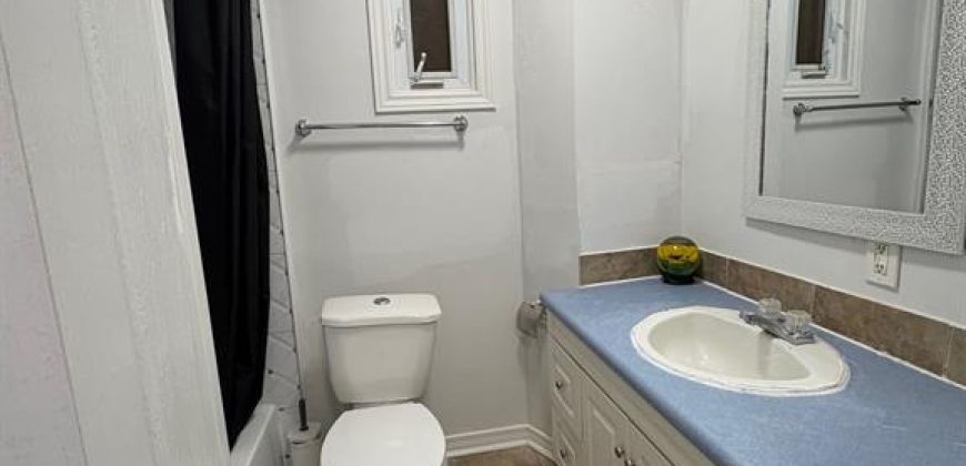 2 bedroom 1 bathroom apt for rent. 284 Front St, Unit #1, Quinte West. On. $1395 plus hydro