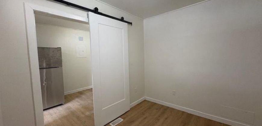 1 bedroom 1 bathroom apt for rent. 27 Dundas St E, Unit #3, Quinte West, On. $1,350 all incl.