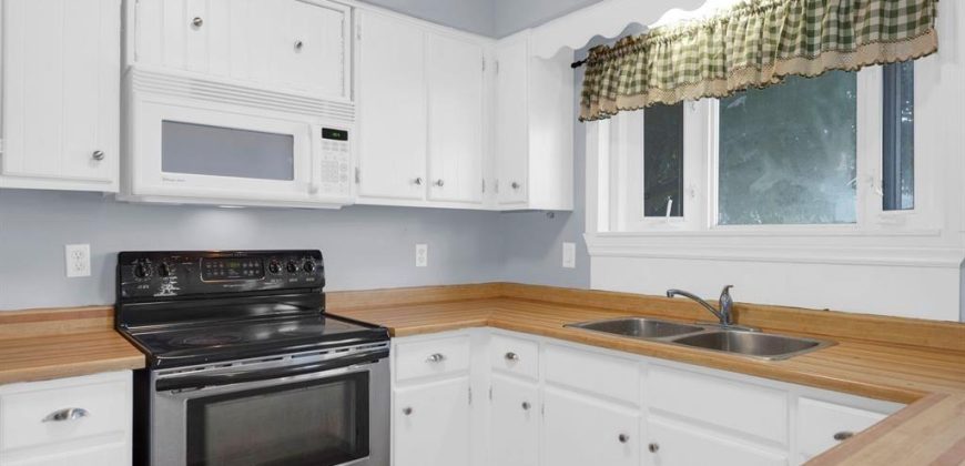 5 bedroom 2 bathroom house for sale. 108 Nicholas St, Quinte West, On. $469,000